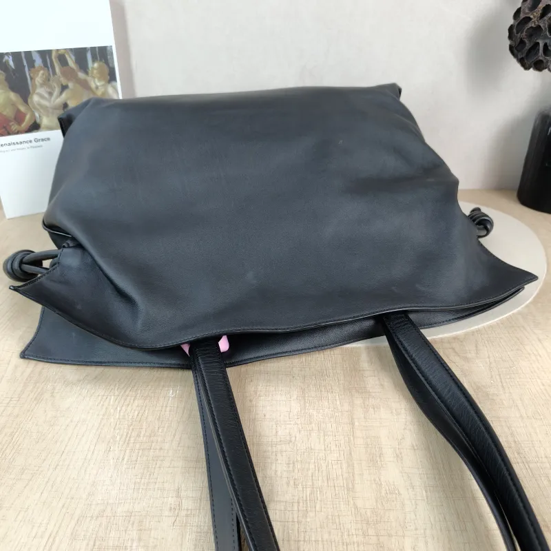 LOEWE Shoulder Bag Flamenco Black Calfskin Large 38 × 14 × 29 cm — detail view 4 of 10