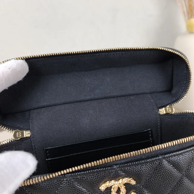 Chanel Crossbody Bag lp Vanity Case Bag Black Calfskin One Size 19.5 × 5 × 17 cm — detail view 1 of 15
