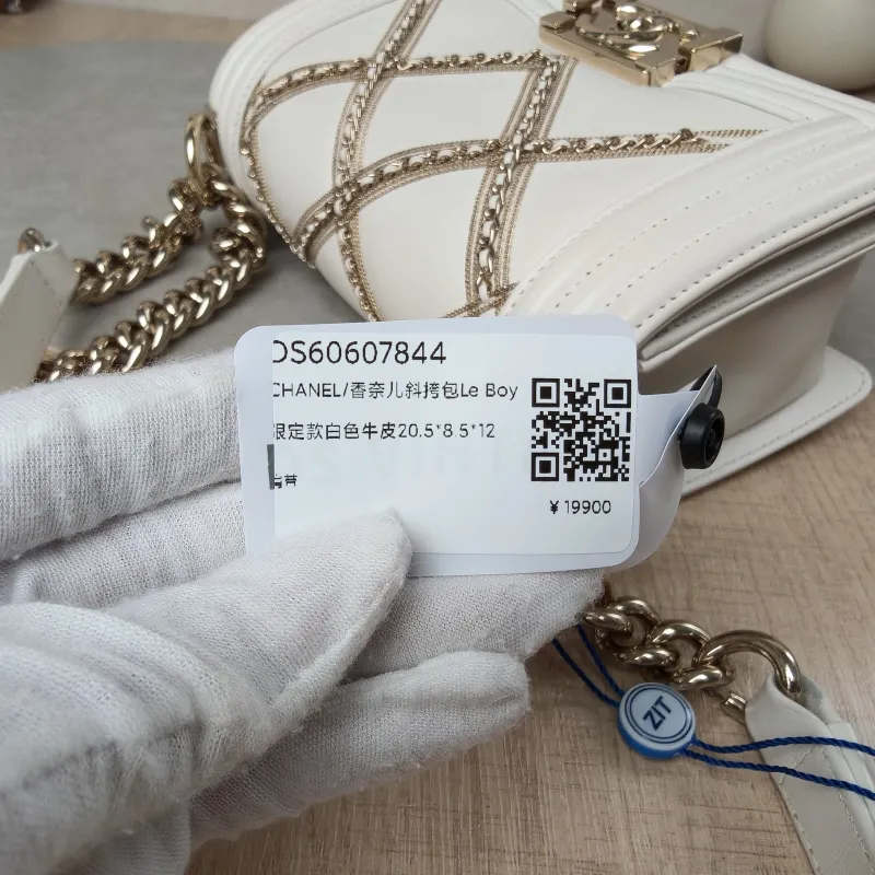Chanel Crossbody Bag Le Boy​ Edition White Calfskin Small20.5 × 8.5 × 12 cm — detail view 14 of 19