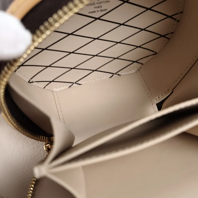 Louis Vuitton Crossbody Bag PETITE BOITE CHAPEAU Monogram PV Cmini17.5 × 7.5 × 16.5 cm — detail view 9 of 10