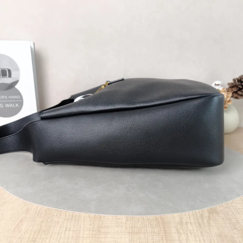 SAINT LAURENT Shoulder Bag LE 5 À 7 Hobo Black Calfskin Large30 × 13 × 31 cm — detail view 8 of 11