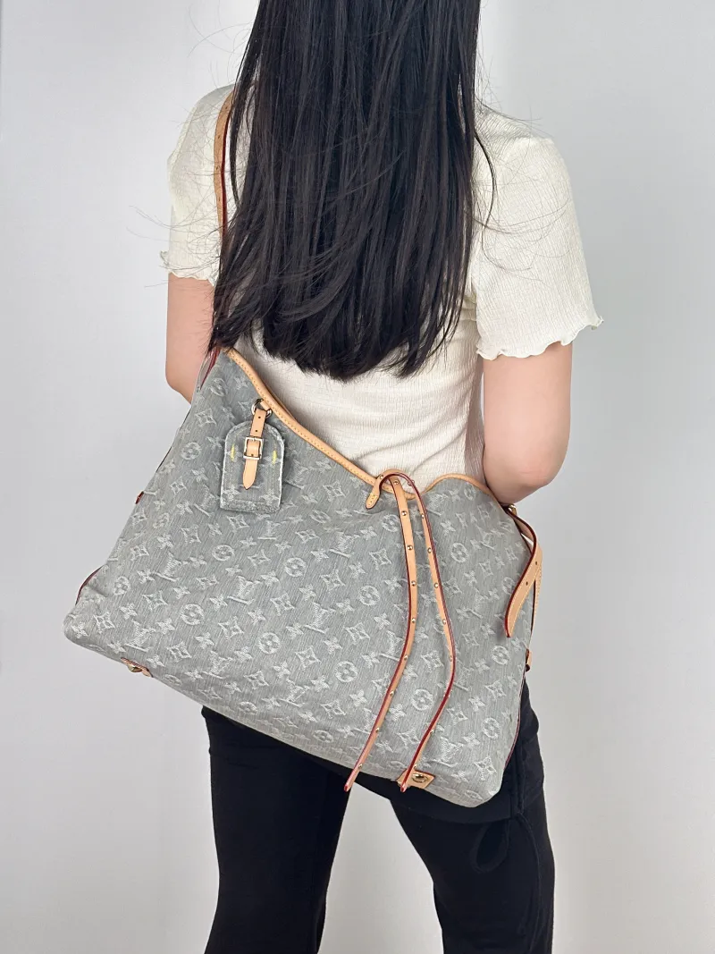 Louis Vuitton Crossbody Bag Carryall Grey Medium39 × 15 × 30 cm — on-model view 2 of 2