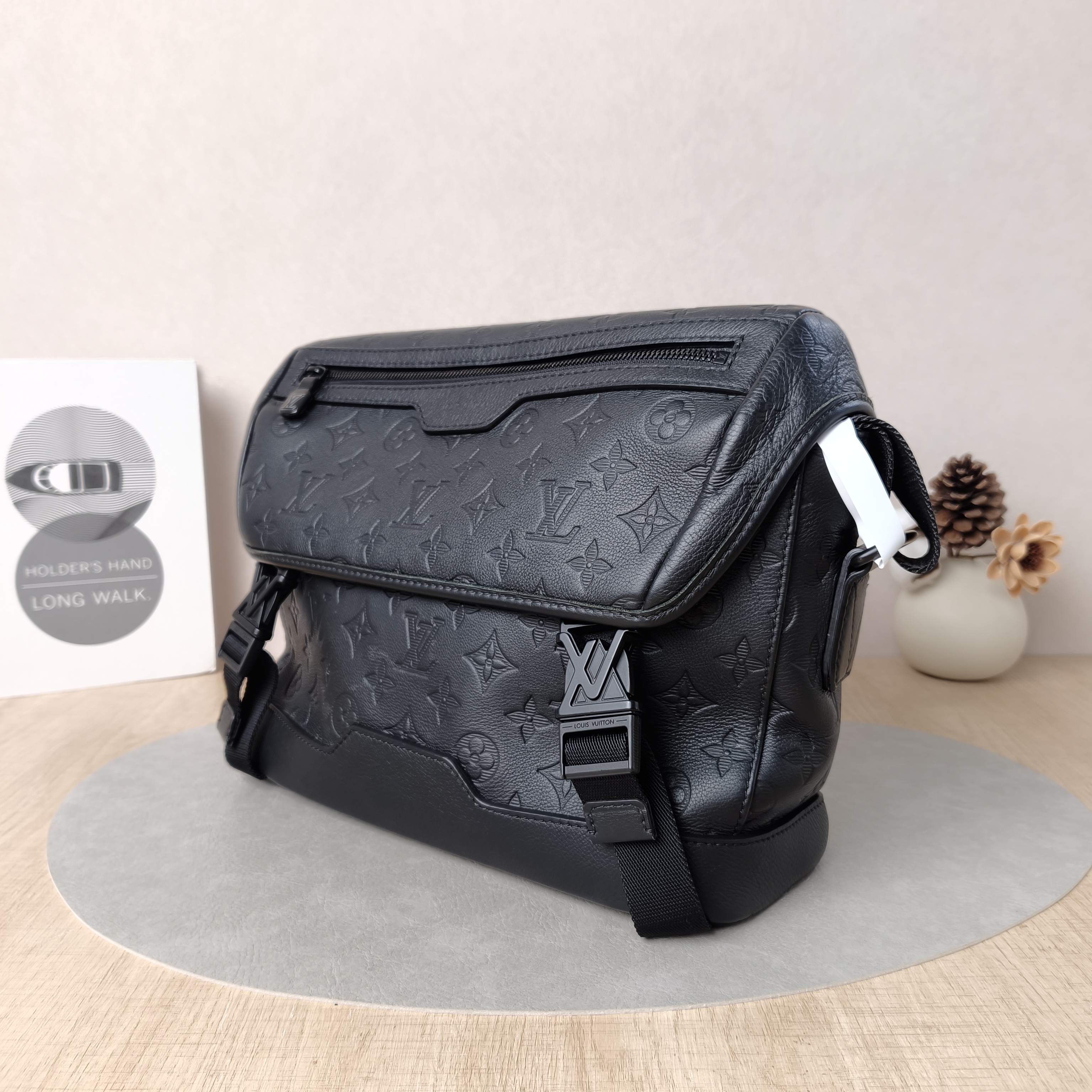 Louis Vuitton Crossbody Bag Voyager Messenger Bag Edition Black Calfskin Small33 × 11 × 22.5 cm — cover view 2 of 6