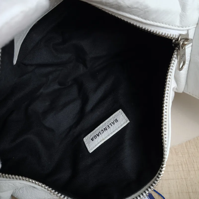 BALENCIAGA Top Handle Bag Superbusy Top Handle Bag White Lambskinmini 35 × 11 × 12 cm — detail view 11 of 11