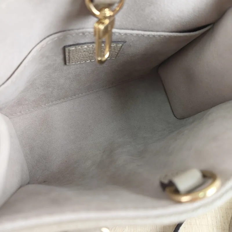 Louis Vuitton Crossbody Bag Onthego BB · White Monogram Empreinte Embossed Calfskin BB 18 × 8.5 × 15 cm — detail view 3 of 9