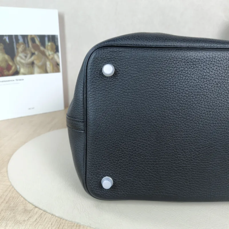Hermès Top Handle Bag Picotin Lock 22 22 Black Colorblock Taurillon Clemence TC Calfskin Medium 22 × 18 × 21 cm A — detail view 6 of 9