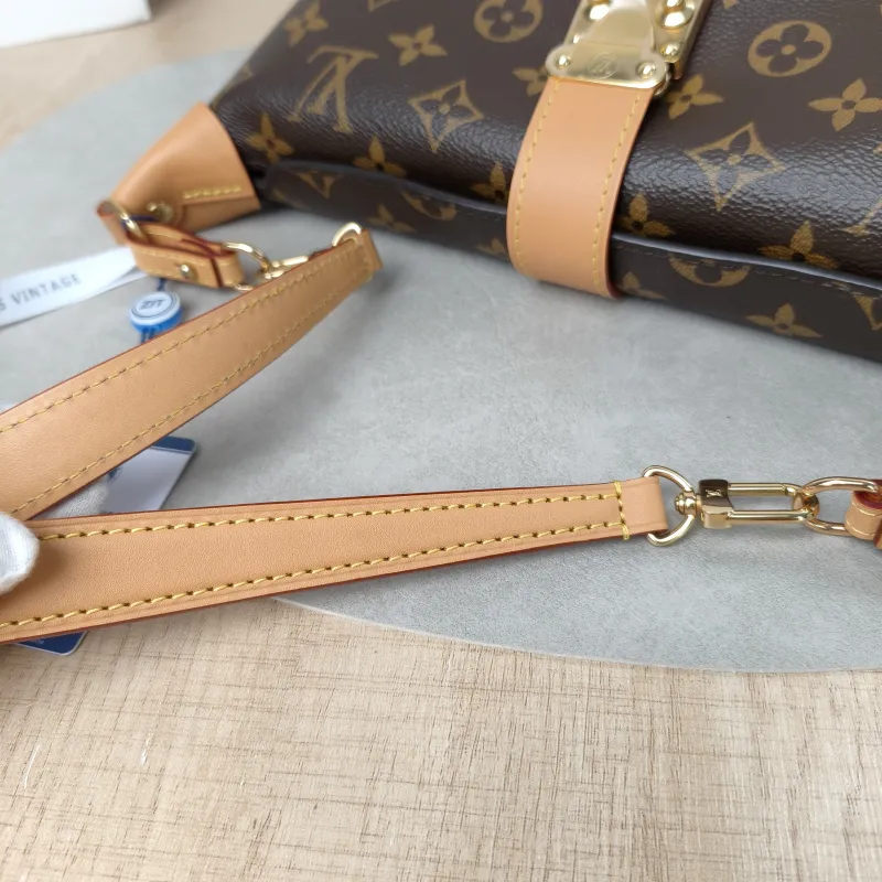 Louis Vuitton Shoulder Bag Pochette Mia Monogram PVC One Size22 × 8 × 14.5 cm — detail view 14 of 16