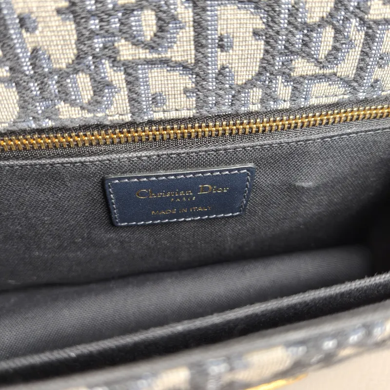 DIOR Crossbody Bag 30Montaigne 30 Edition Canvas Medium 25 × 9 × 16.5 cm — detail view 8 of 11