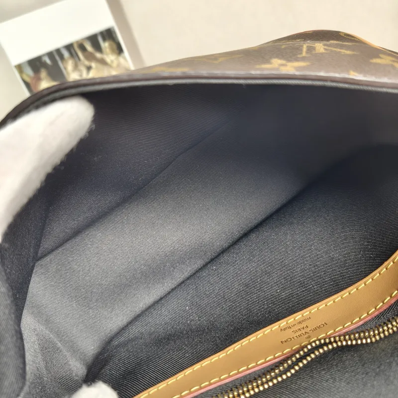 Louis Vuitton Crossbody Bag Diane Baguette Bag Shoulder Strap PVC Small24 × 9 × 15 cm — detail view 6 of 13