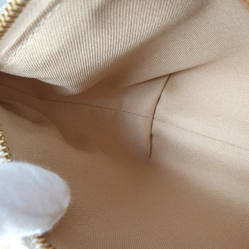 Louis Vuitton Shoulder Bag Pochette Hills White Canvas One Size18.5 × 6.5 × 11 cm — detail view 11 of 12