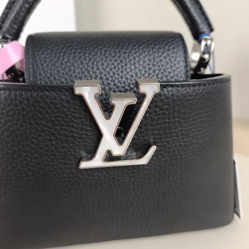 Louis Vuitton Shoulder Bag Capucines Black Calfskin Mini 21 × 8 × 14 cm — detail view 11 of 12