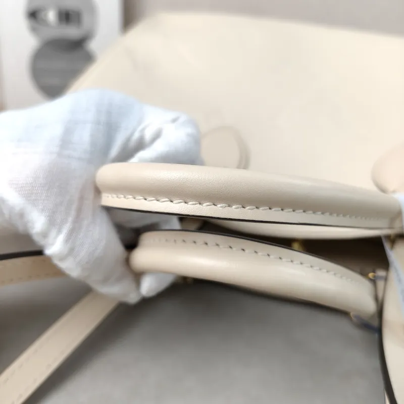 Louis Vuitton Shoulder Bag Onthego Medium White Monogram Empreinte Embossed Calfskin Medium 35 × 14 × 27 cm — detail view 6 of 12