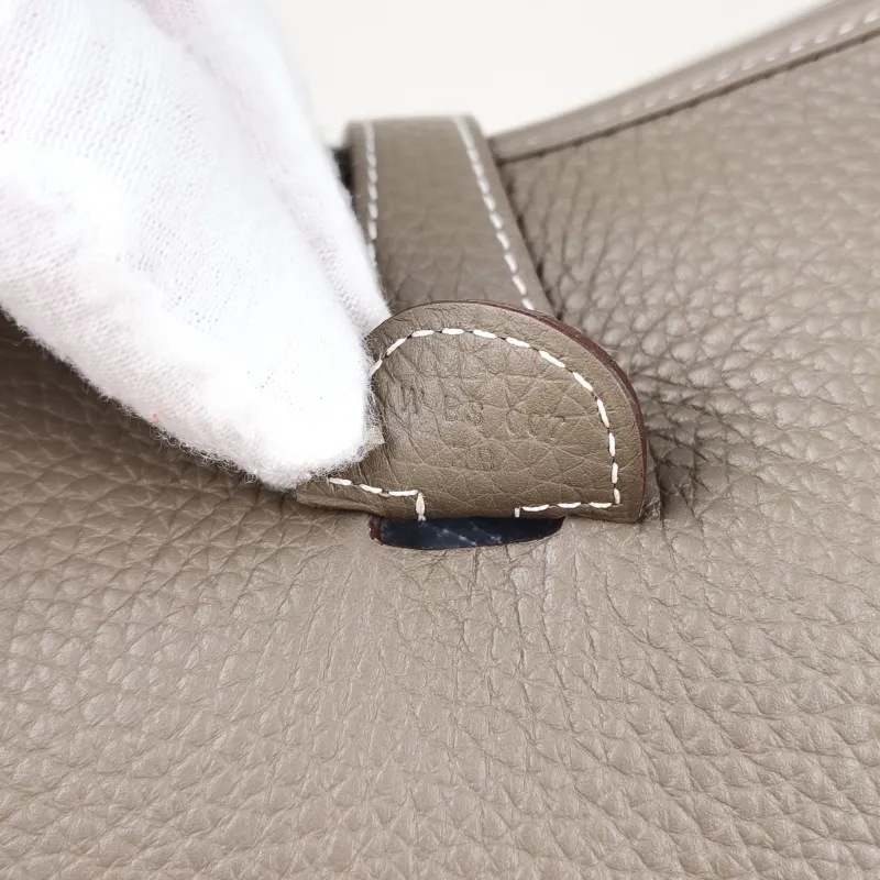 Hermès Crossbody Bag Evelyne 29 29 Taurillon Clemence TC Calfskin Small 29 × 8 × 30 cm W — detail view 6 of 10