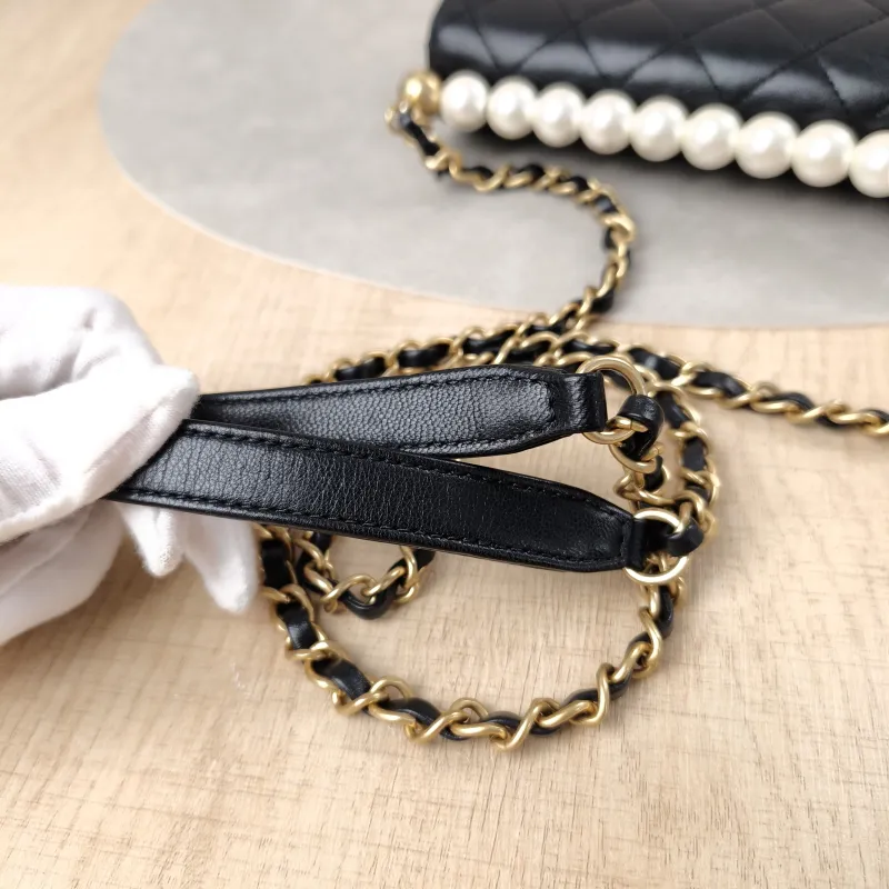 Chanel Crossbody Bag Crossbody Bag Black Calfskin15.5 × 5 × 15 cm — detail view 7 of 20