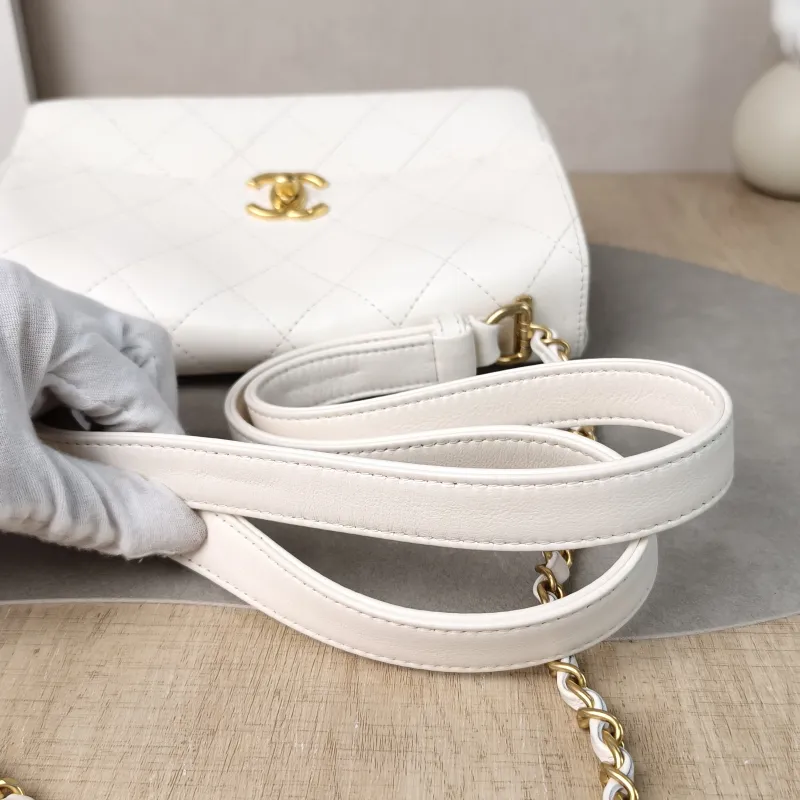 Chanel Crossbody Bag Crossbody Bag White Calfskin Small 22.5 × 8 × 14 cm — detail view 4 of 14
