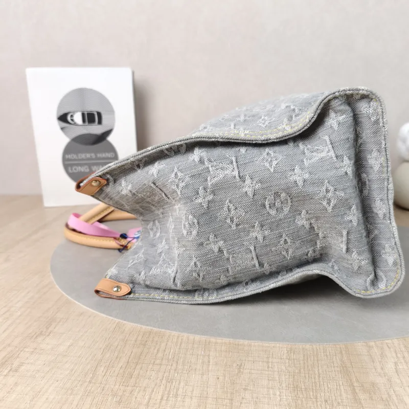 Louis Vuitton Shoulder Bag Onthego Medium Grey Medium 35 × 14 × 27 cm — detail view 8 of 13