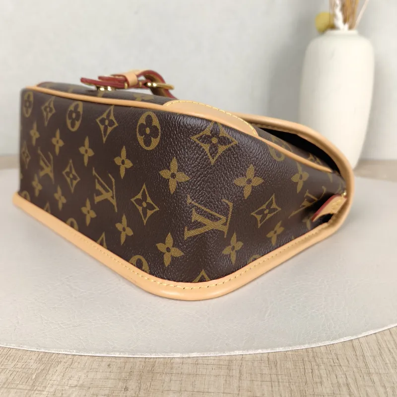 Louis Vuitton Crossbody Bag Diane Baguette Bag Shoulder Strap PVC Small 24 × 9 × 15 cm — detail view 8 of 15