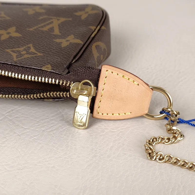 Louis Vuitton Clutch Mini Pochette Accessoires Monogram PVC Mini 15.5 × 4 × 10.5 cm — detail view 1 of 8