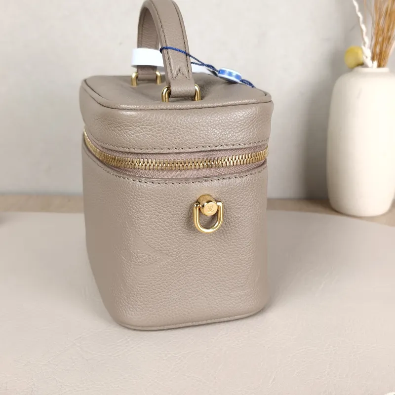 Louis Vuitton Shoulder Bag VANITY Cosmetic Bag Grey Calfskin Small19 × 11 × 13 cm — detail view 2 of 15