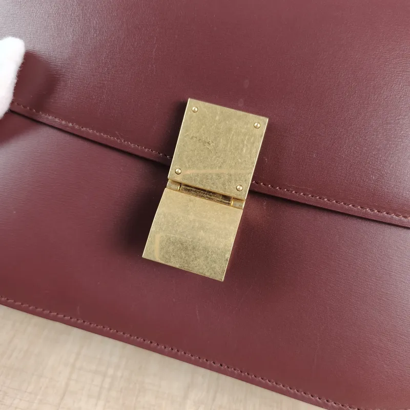 CELINE Crossbody Bag Classic Box Red Calfskin Medium24 × 7 × 18 cm — detail view 6 of 13
