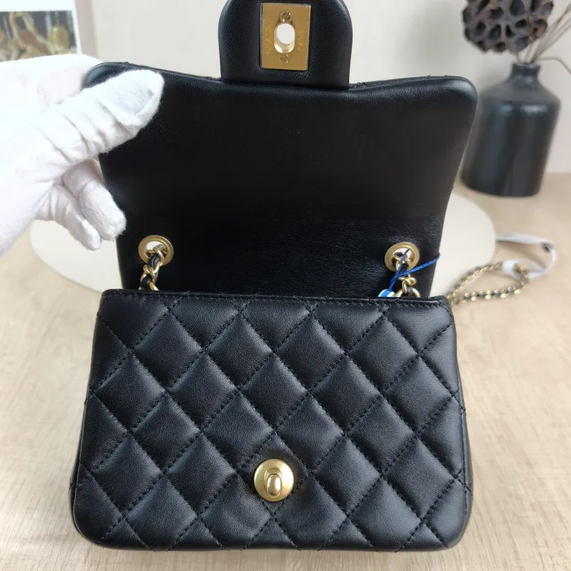 Chanel Crossbody Bag Black Lambskin One Size17 × 8 × 13.5 cm — detail view 7 of 13