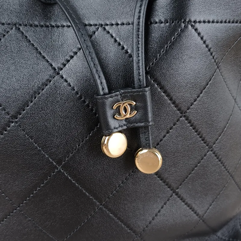 Chanel Shoulder Bag Bucket Bag Black Lambskin 22.5 × 13 × 22 cm — detail view 2 of 10