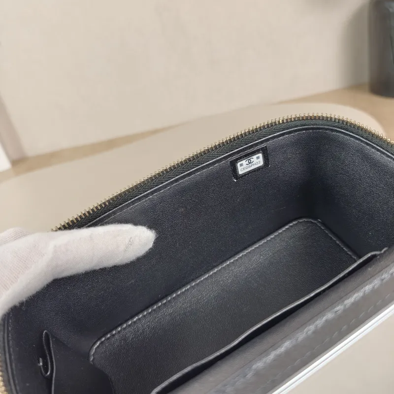 Chanel Crossbody Bag Edition Black Calfskin One Size16 × 8 × 9.5 cm — detail view 3 of 12