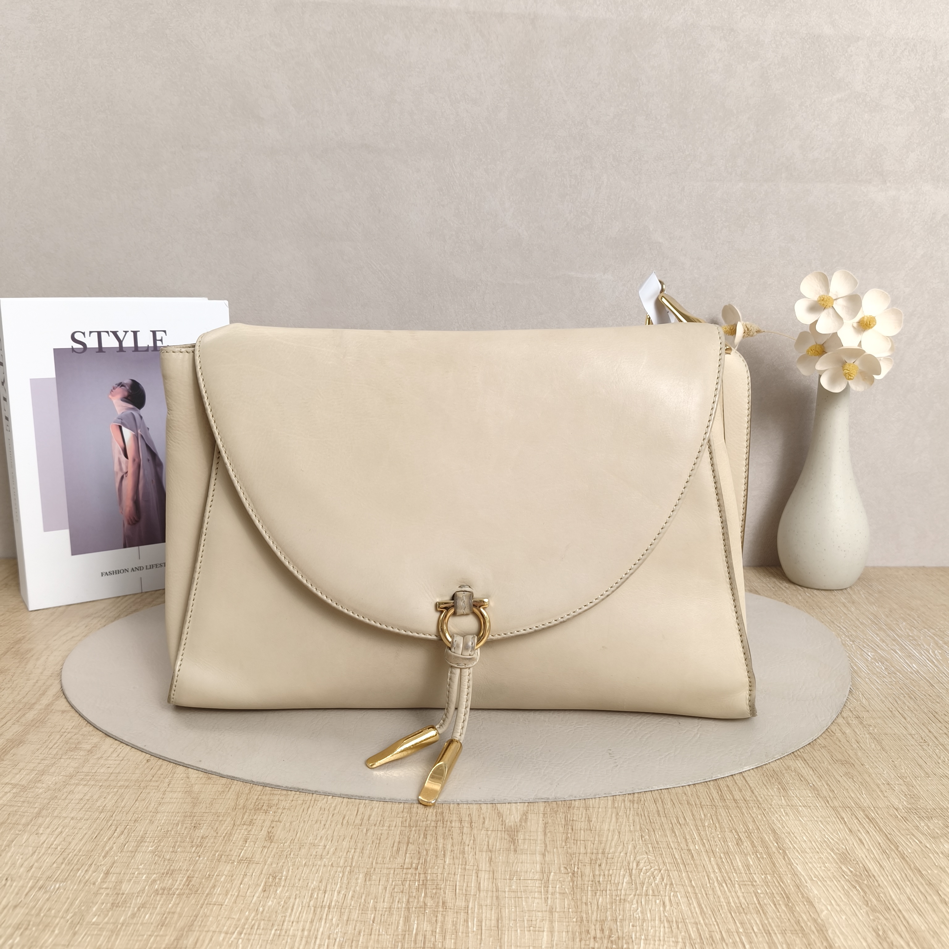 FERRAGAMO Shoulder Bag White Calfskin · 32.5 × 5 × 22 cm