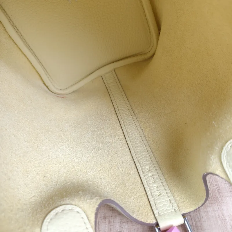 Hermès Top Handle Bag Picotin Lock 18 18 Taurillon Clemence TC Calfskin Small18 × 13 × 18 cm — detail view 8 of 9