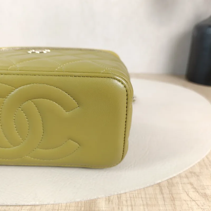 Chanel Crossbody Bag Edition Green Lambskinmini16 × 8 × 9.5 cm — detail view 14 of 14