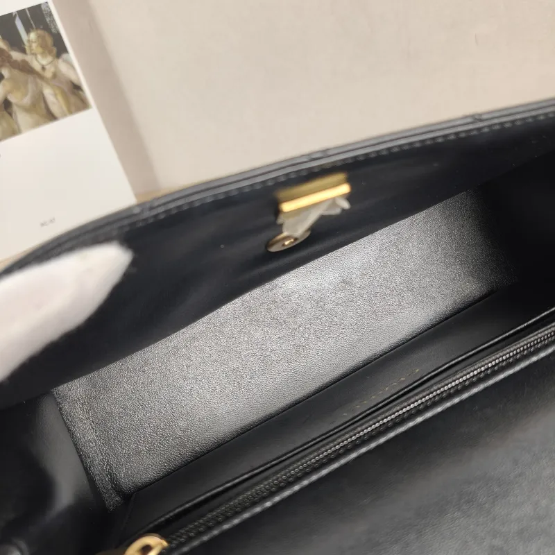 Chanel Crossbody Bag Black with Gold-Tone Hardware Lambskin One Size 25 × 10 × 16 cm — detail view 2 of 12