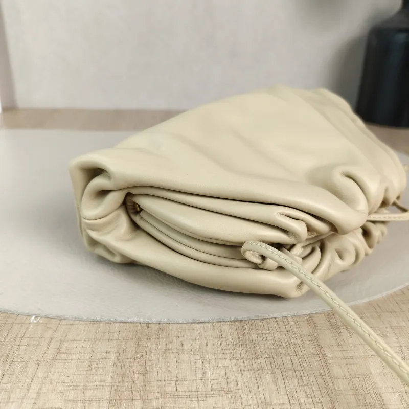 Bottega Veneta Clutch The Pouch Clutch Beige Lambskinmini22 × 5 × 13 cm — detail view 9 of 10
