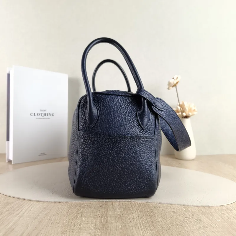 Hermès Crossbody Bag Lindy 26 Navy TC Calfskin Small 26 × 12 × 18 cm A Conditioned — detail view 4 of 10