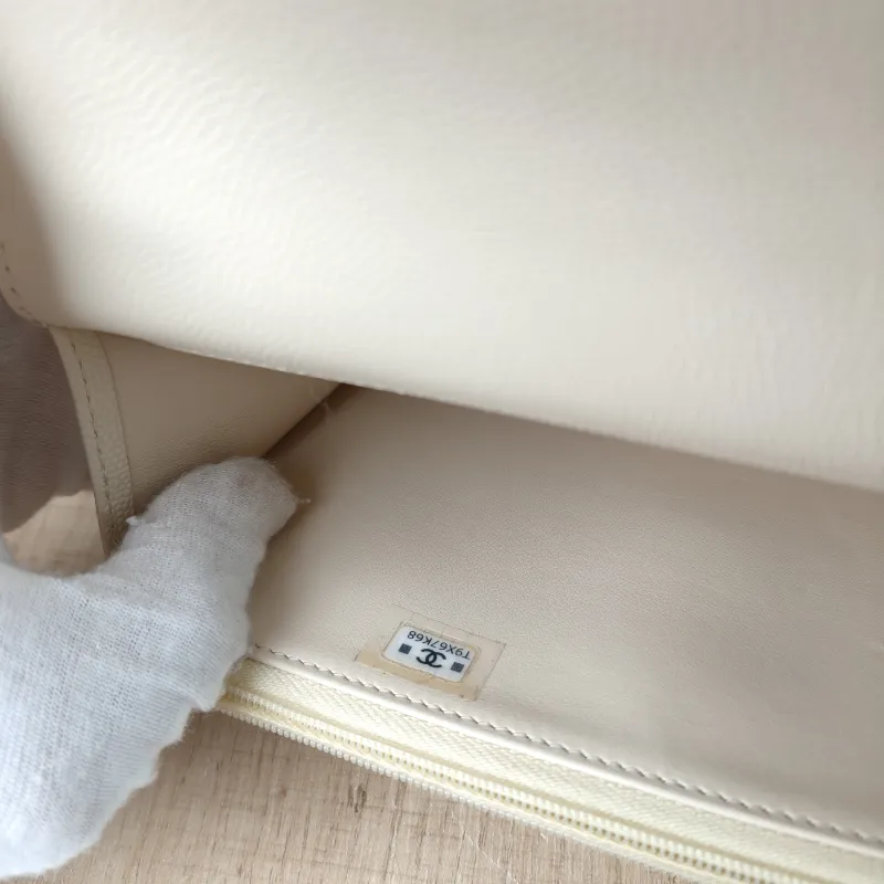 Chanel Backpack Backpack White Grained Calfskin One Size 18.2 × 5 × 14 cm — detail view 9 of 11