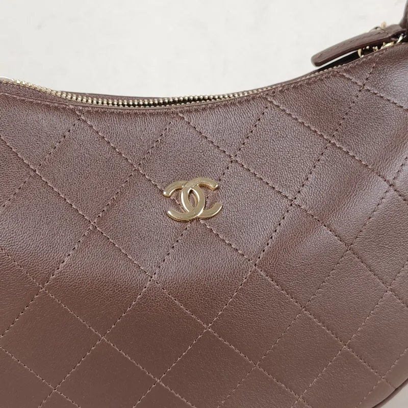 Chanel Shoulder Bag hobo Lambskin One Size 23.5 × 6 × 15 cm — detail view 11 of 13