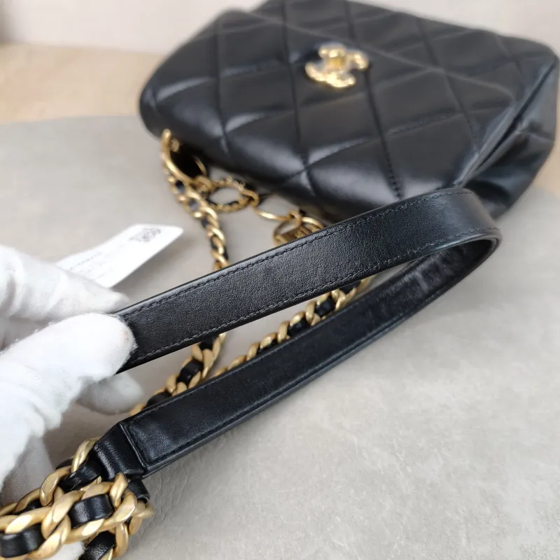 Chanel Crossbody Bag Black Calfskin 18 × 6.5 × 15 cm — detail view 9 of 13