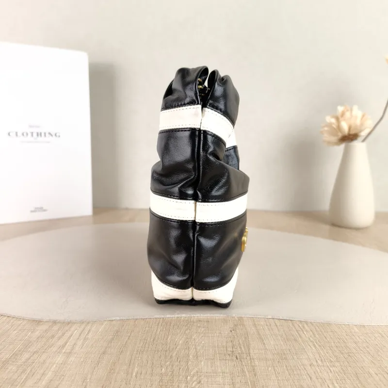 Chanel Crossbody Bag22Bag Black White Calfskinmini20 × 6 × 19 cm — detail view 10 of 10