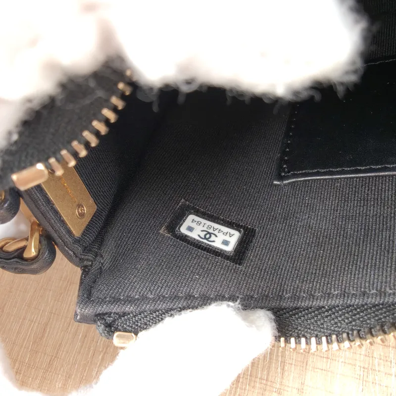 Chanel Shoulder Bag hobo 19 Black Lambskin Small 20 × 4.5 × 13 cm — detail view 6 of 11