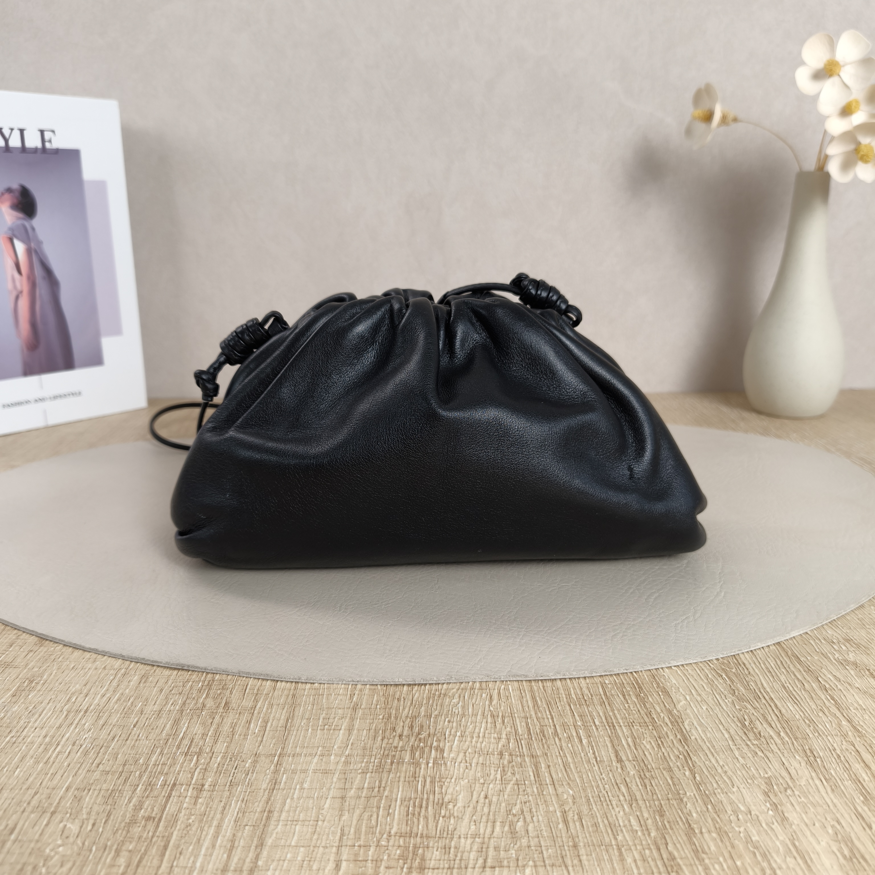 Bottega Veneta Clutch The Pouch Clutch Black Calfskinmini22 × 5 × 13 cm