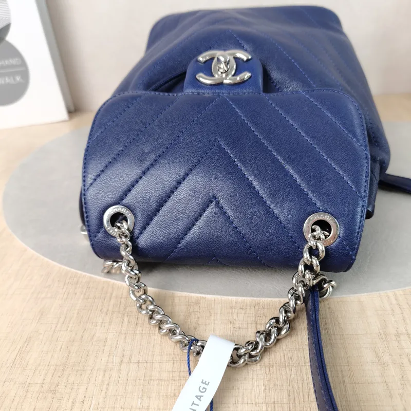 Chanel Backpackv Backpack Navy Lambskin Small18 × 11 × 23 cm — detail view 9 of 15