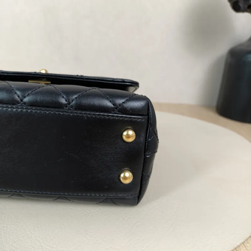 Chanel Top Handle Bag22a Coco Handle​Black CC alfskinmini19 × 9 × 13 cm — detail view 13 of 14