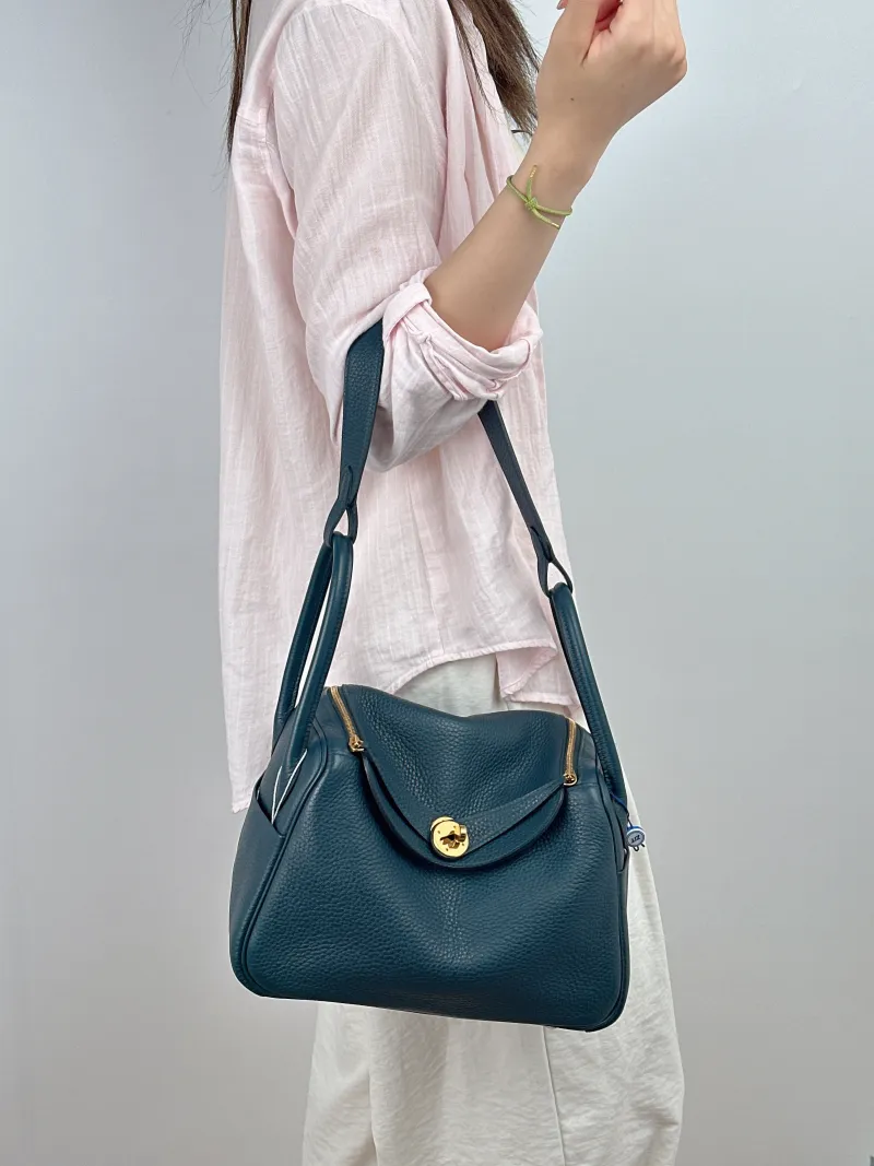 Hermès Crossbody Bag Lindy 266O Taurillon Clemence TC Calfskin Small26 × 12 × 18 cm — on-model view 1 of 2