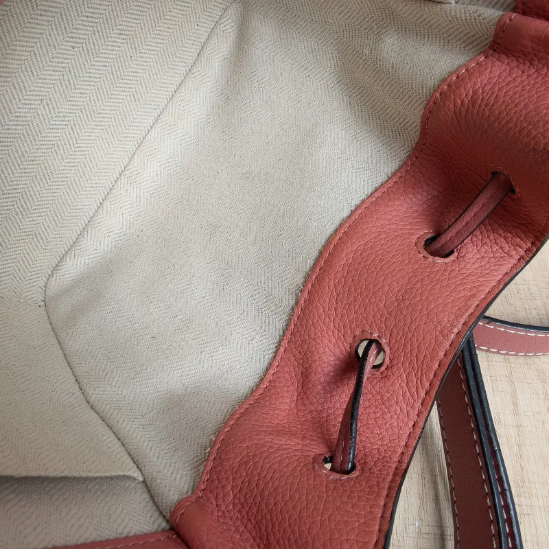 LOEWE Crossbody Bag Hammock Calfskinmini17 × 11 × 19.5 cm — detail view 1 of 12