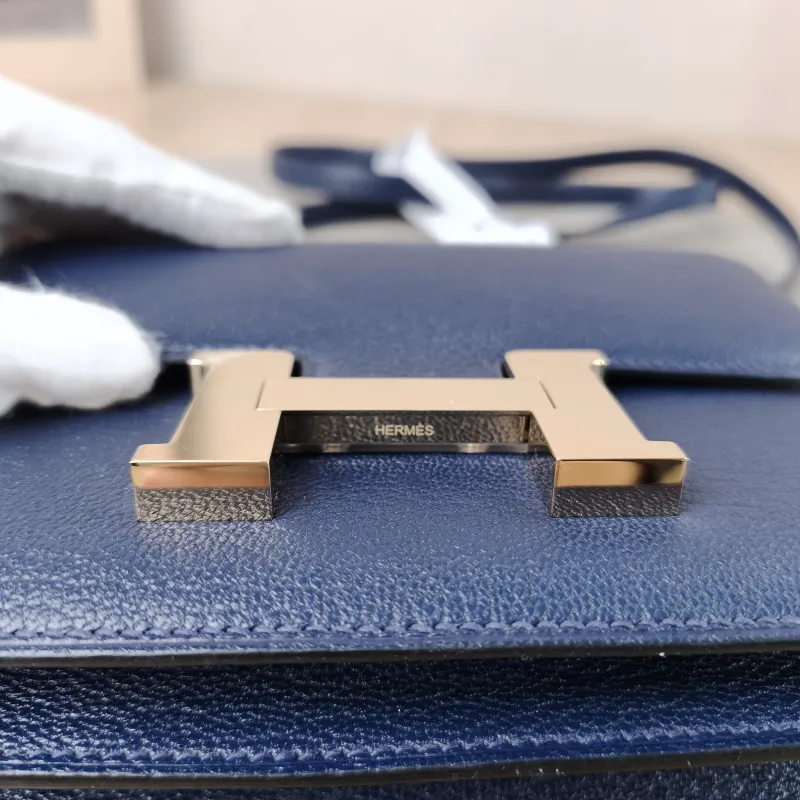 Hermès Crossbody Bag Constance 19 Gold-Tone Hardware 7U Lambskin Mini 19 × 4 × 15 cm G — detail view 8 of 14