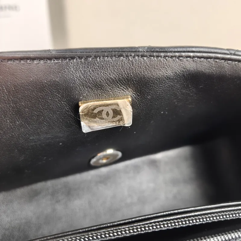 Chanel Crossbody Bag mini Black Lambskin mini 20 × 6 × 12 cm — detail view 11 of 12