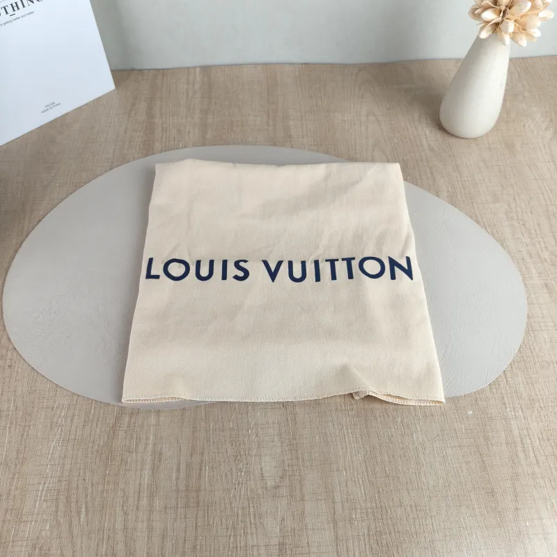 Louis Vuitton Crossbody Bag Getaway Messenger Bag Black Calfskin One Size 18 × 7.8 × 17 cm — detail view 8 of 12