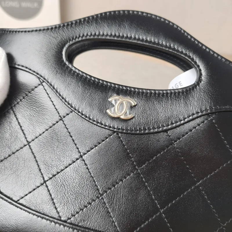 Chanel Shoulder Bag31Bag Black Waxed Leather Calfskinnano20.5 × 3.5 × 17 cm — detail view 12 of 13