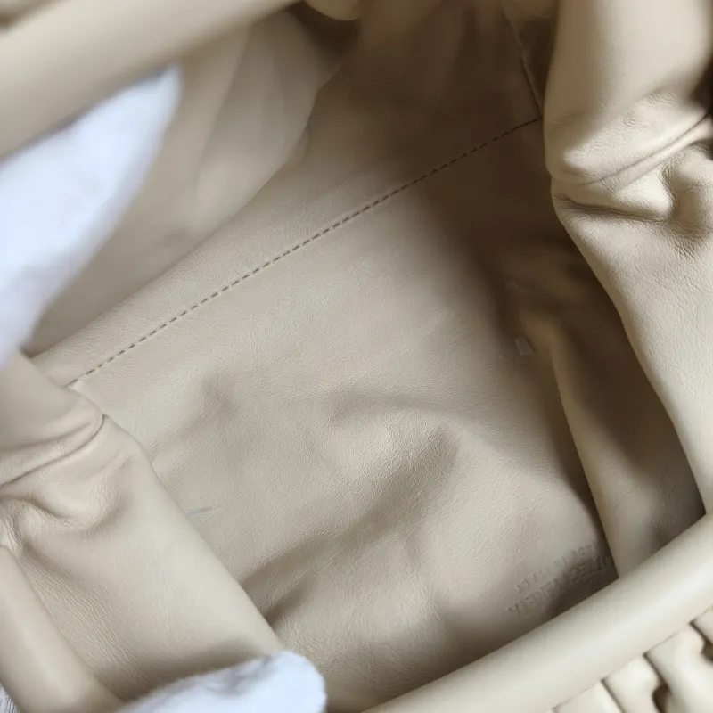 Bottega Veneta Clutch The Pouch Clutch Beige Lambskinmini22 × 5 × 13 cm — detail view 4 of 10