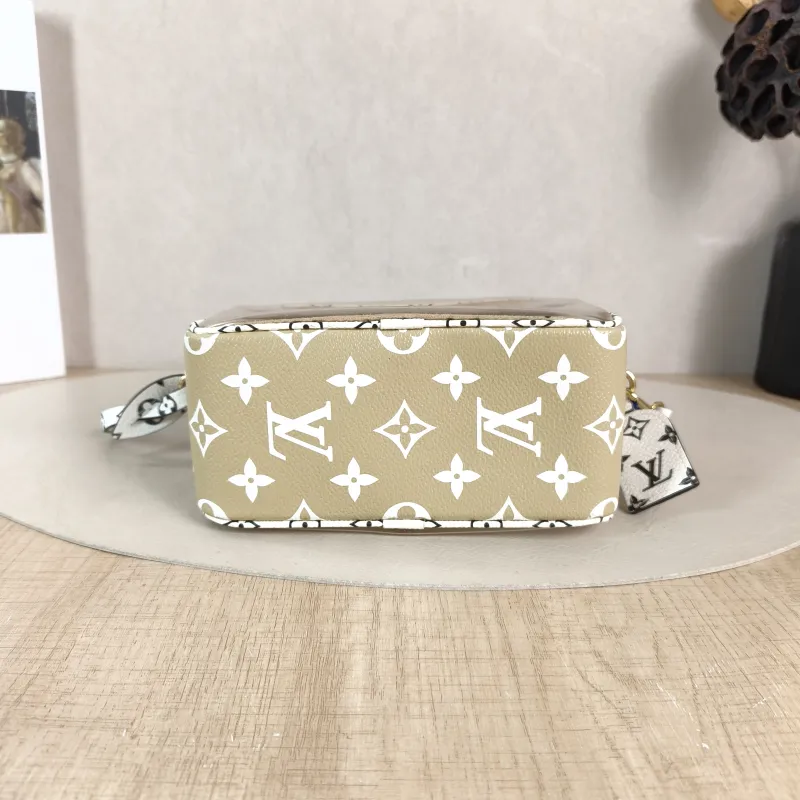 Louis Vuitton Shoulder Bag Camera Bag Colorblock PVC One Size 16.5 × 8 × 11 cm — cover view 3 of 5