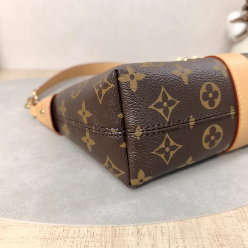 Louis Vuitton Shoulder Bag Pochette Mia Monogram PVC One Size22 × 8 × 14.5 cm — detail view 4 of 16